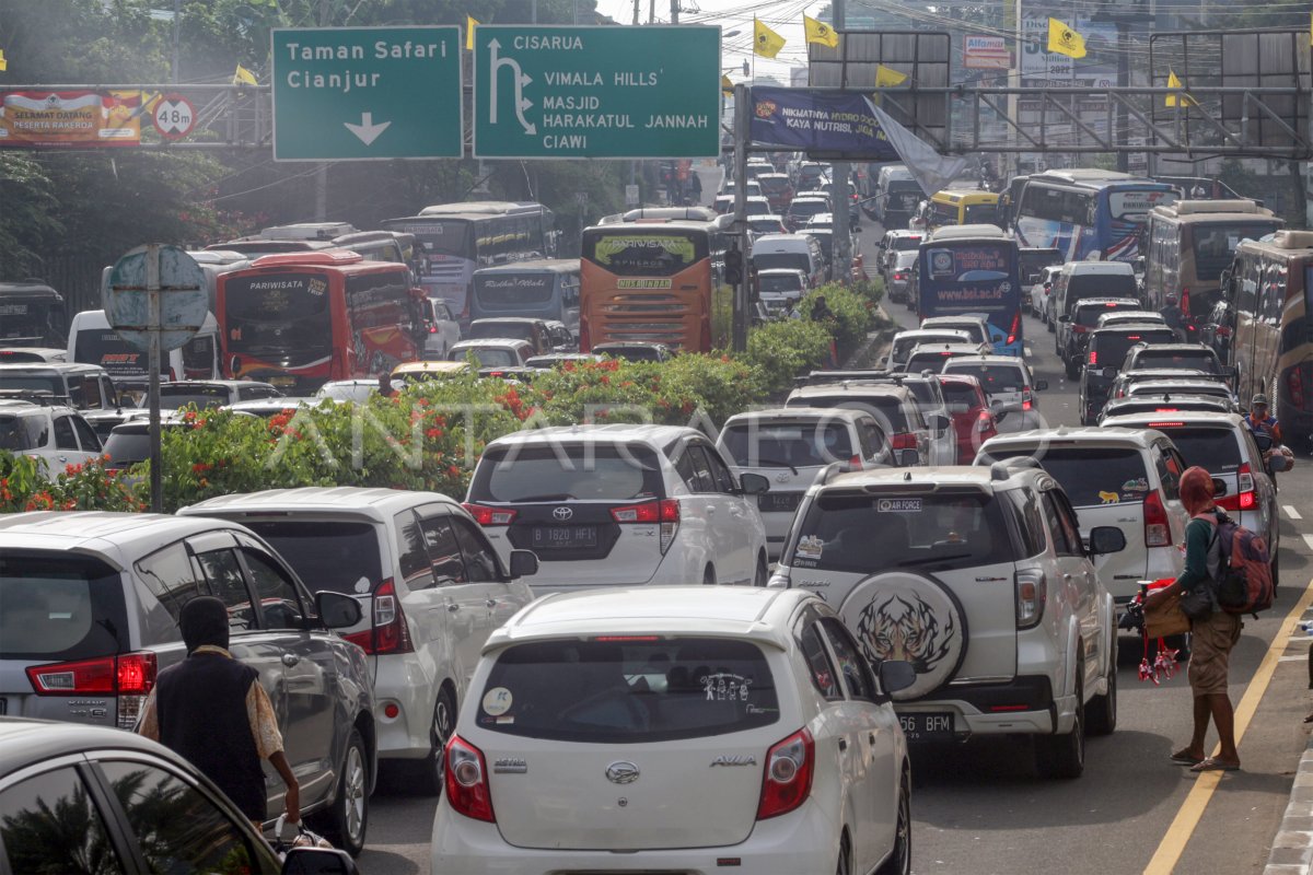 KEPADATAN KENDARAAN JALUR WISATA PUNCAK BOGOR | ANTARA Foto