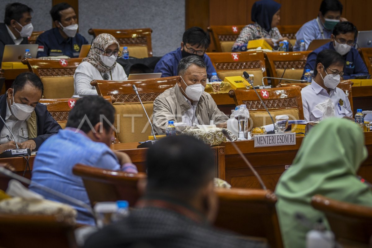 RAKER KEMENTERIAN ESDM DENGAN KOMISI VII DPR | ANTARA Foto