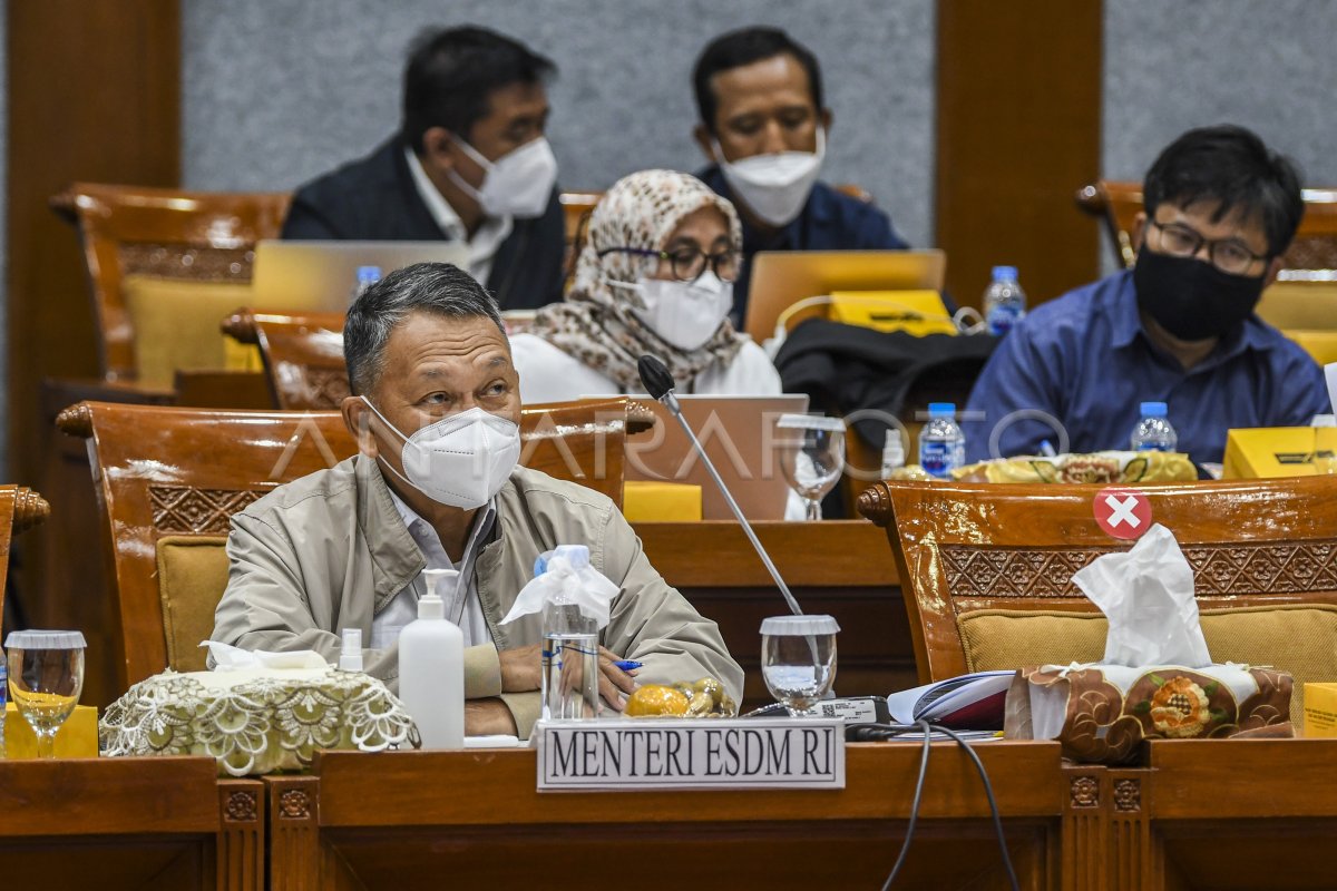 RAKER KEMENTERIAN ESDM DENGAN KOMISI VII DPR | ANTARA Foto