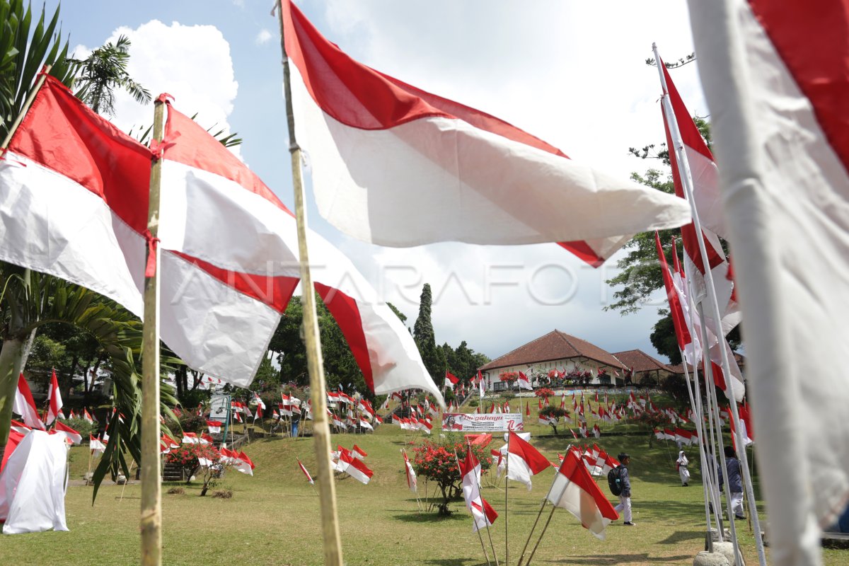 GEBYAR 10001 BENDERA MERAH PUTIH | ANTARA Foto