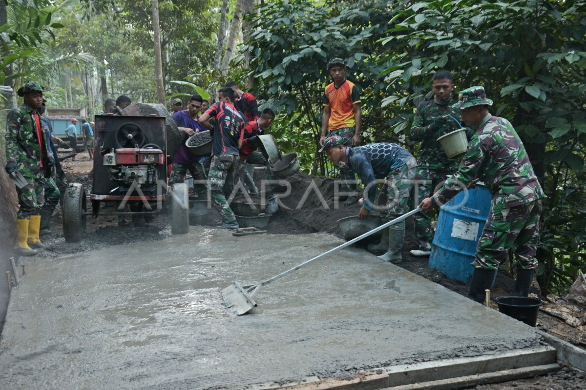 Tni Ad Bangun Jalan Antardesa Antara Foto