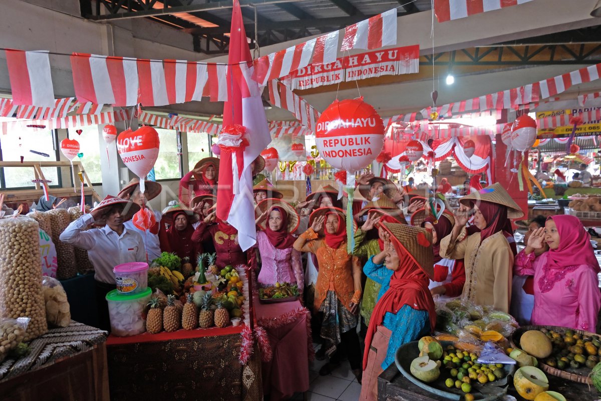 HUT KE-77 KEMERDEKAAN RI DI PASAR TRADISIONAL | ANTARA Foto