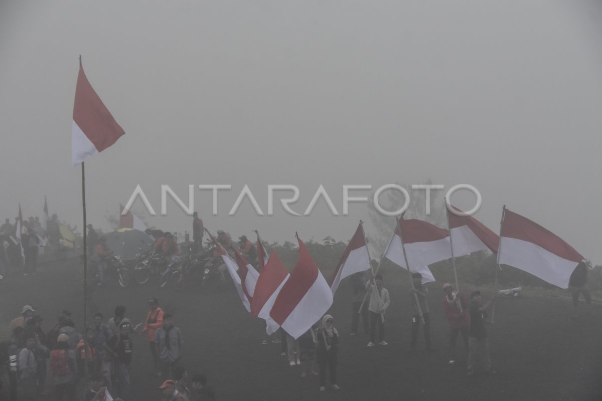 PENGIBARAN BENDERA MERAH PUTIH DI GUNUNG GALUNGGUNG | ANTARA Foto