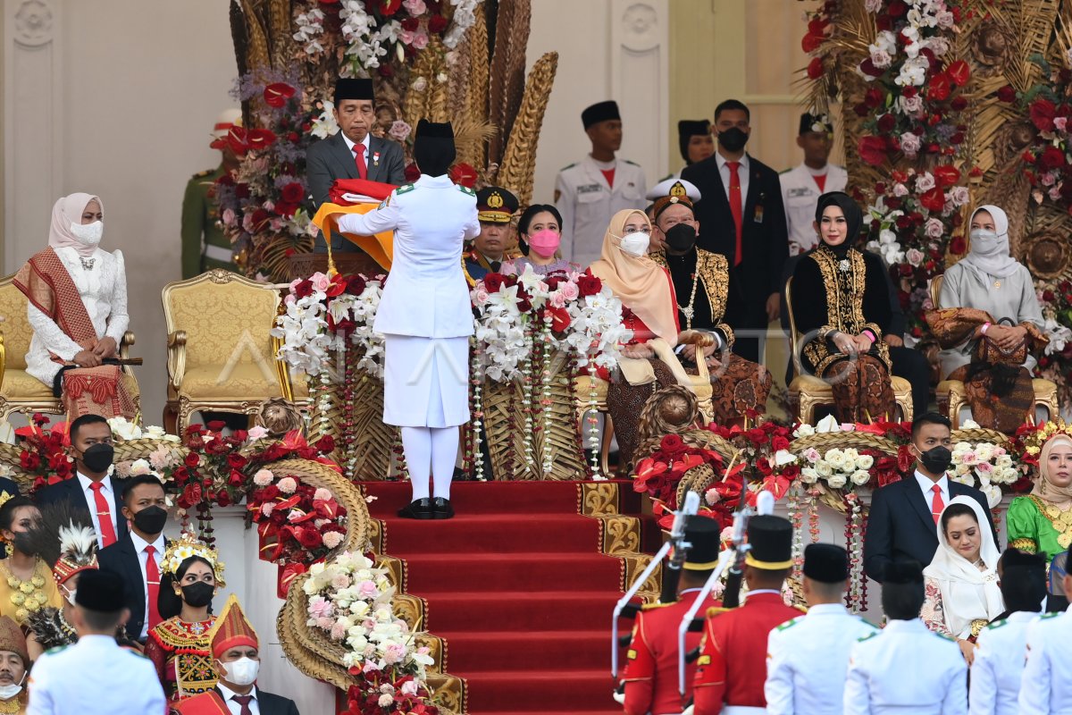 Upacara Penurunan Bendera Antara Foto