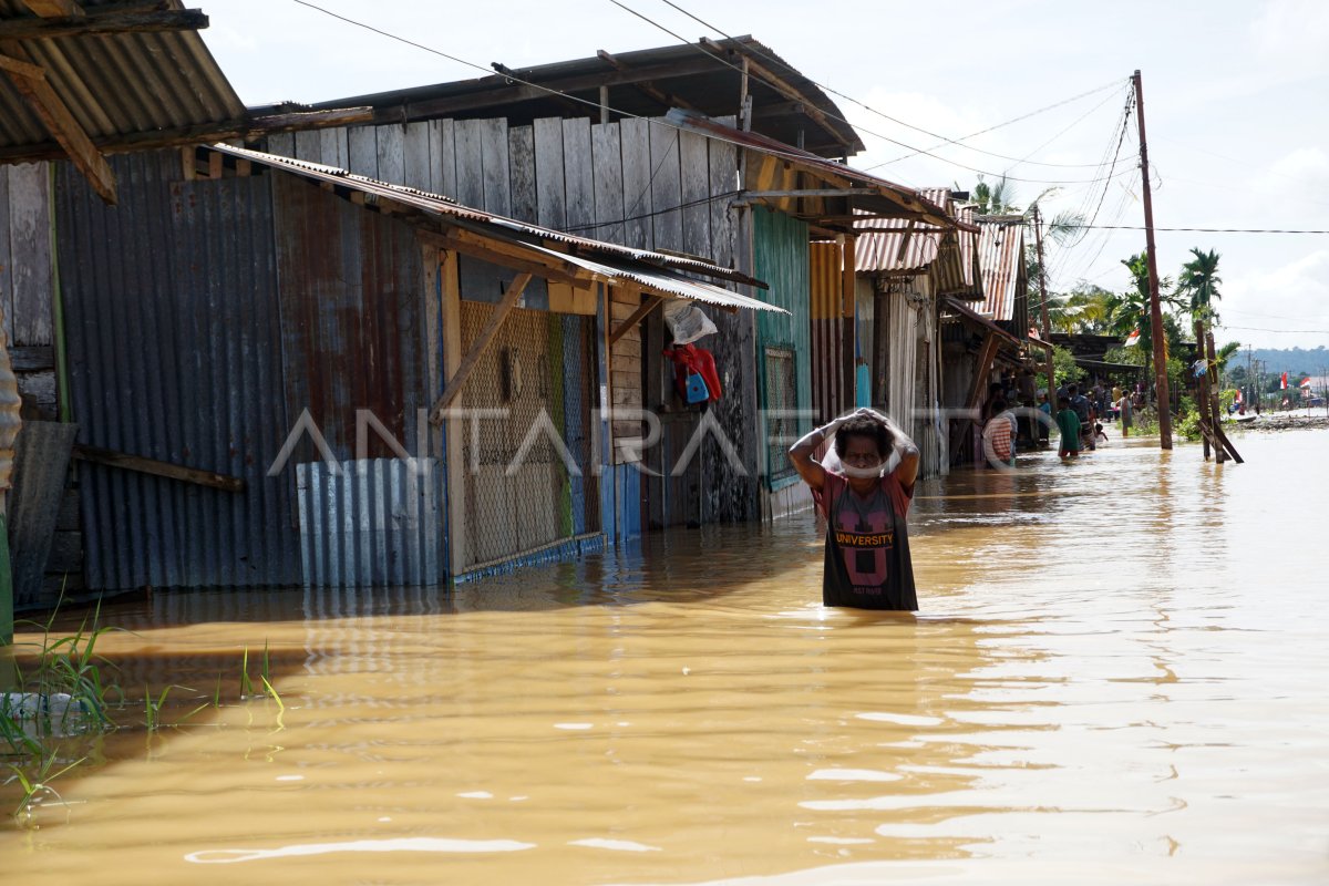 Banjir Kepung Kota Sorong Antara Foto