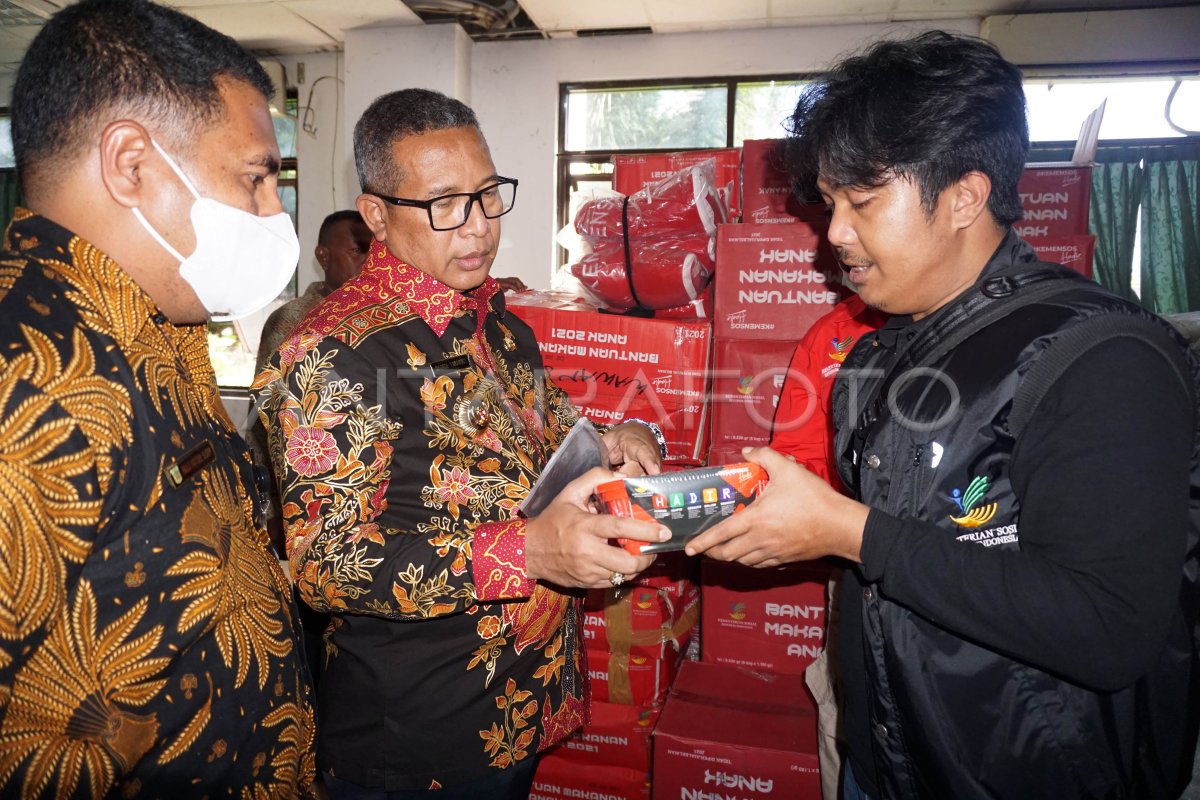 BANTUAN KEMENSOS KEPADA KORBAN BENCANA ALAM DI KOTA SORONG | ANTARA Foto