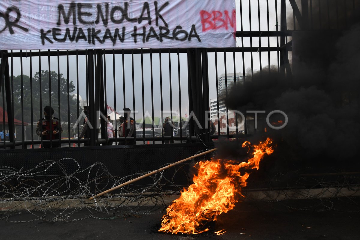 UNJUK RASA TOLAK KENAIKAN HARGA BBM SUBSIDI RICUH | ANTARA Foto