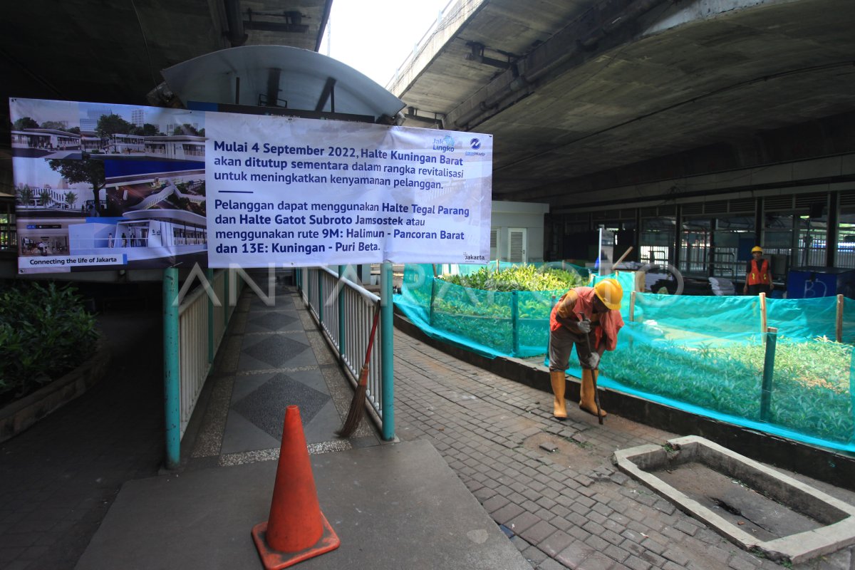 REVITALISASI HALTE TRANSJAKARTA | ANTARA Foto