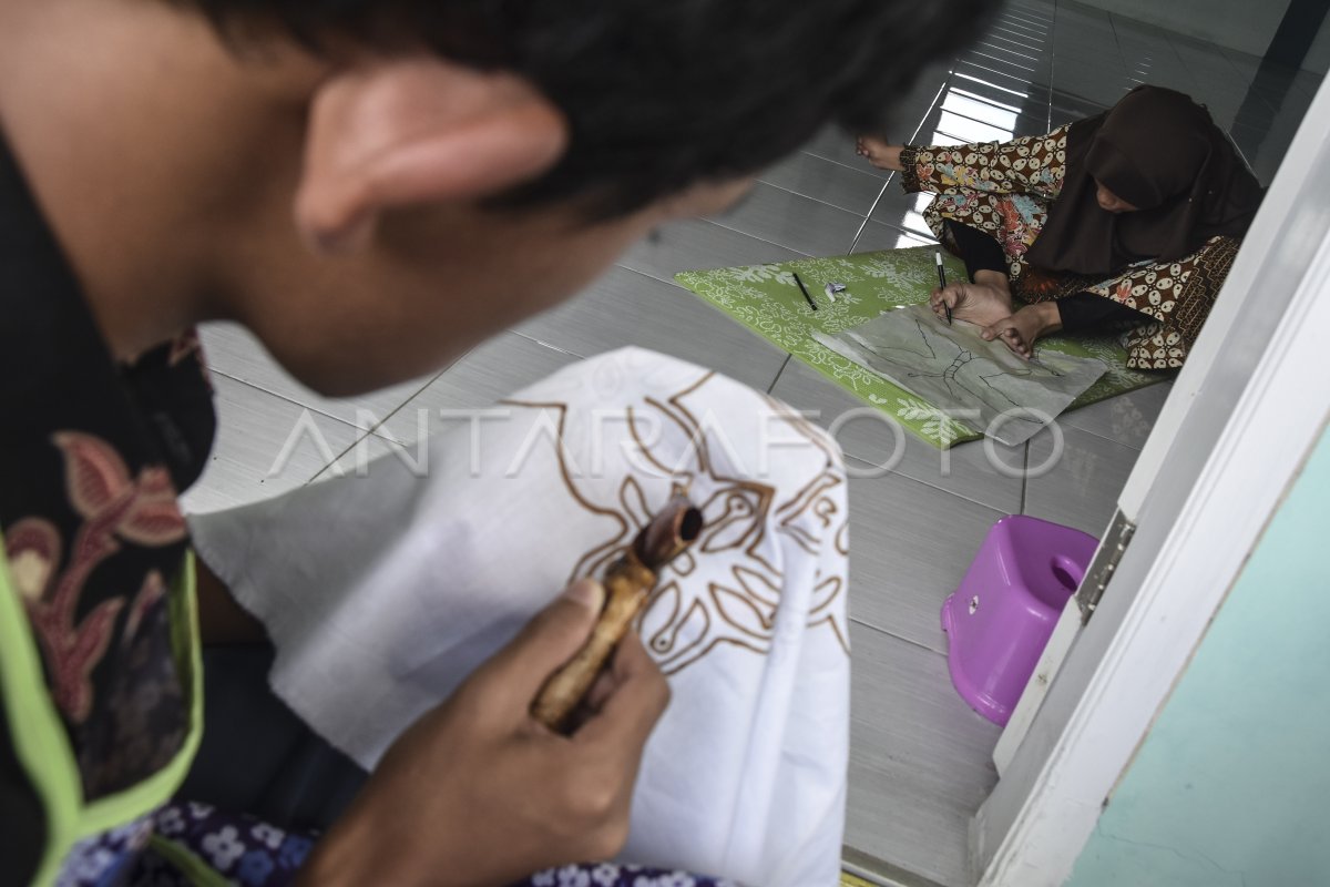 PELATIHAN BATIK TULIS ANAK BERKEBUTUHAN KHUSUS | ANTARA Foto