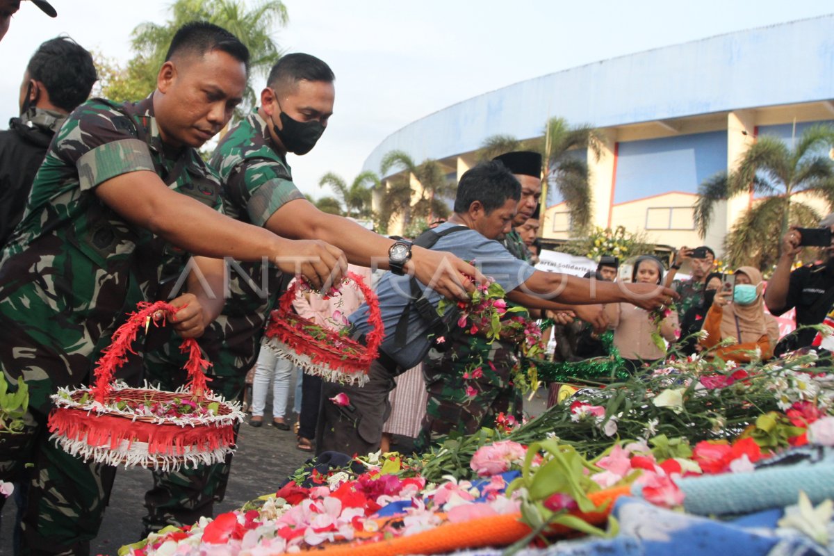 Doa Bersama Anggota Tni Ad Untuk Korban Tragedi Kanjuruhan Antara Foto