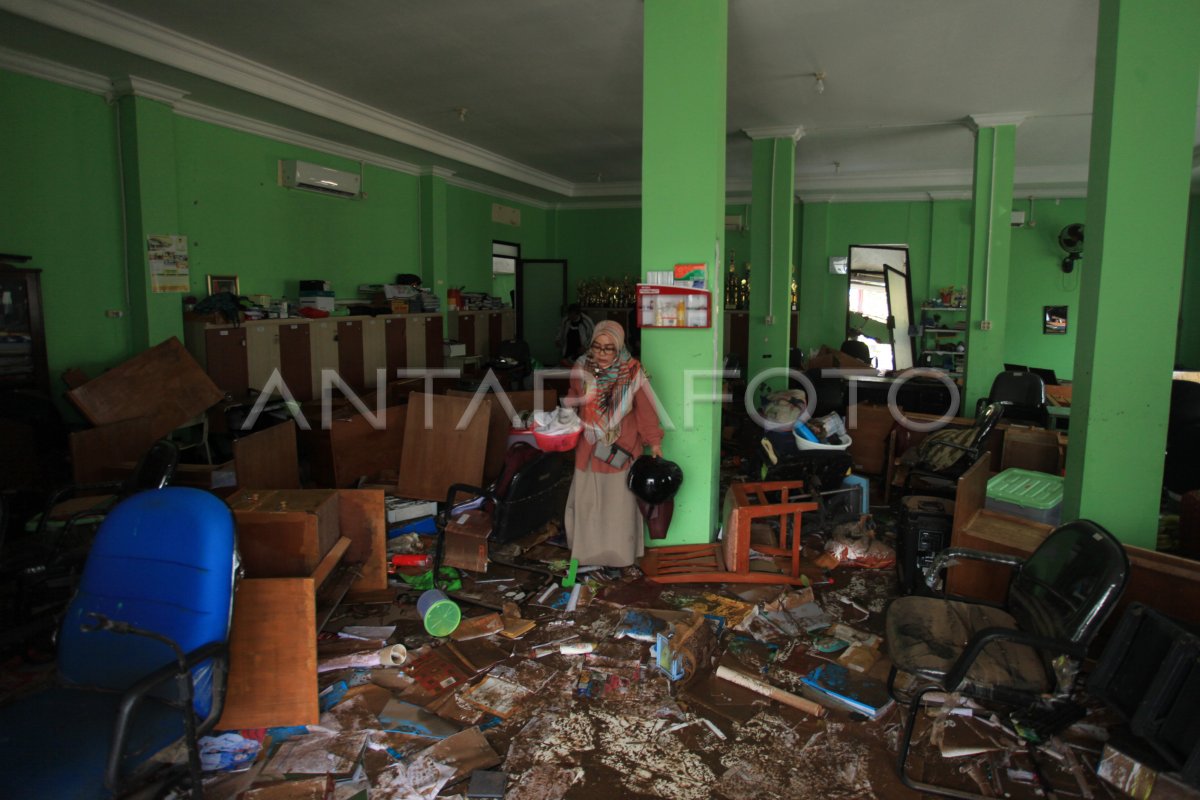 TEMBOK MTSN 19 JAKARTA ROBOH AKIBAT BANJIR | ANTARA Foto