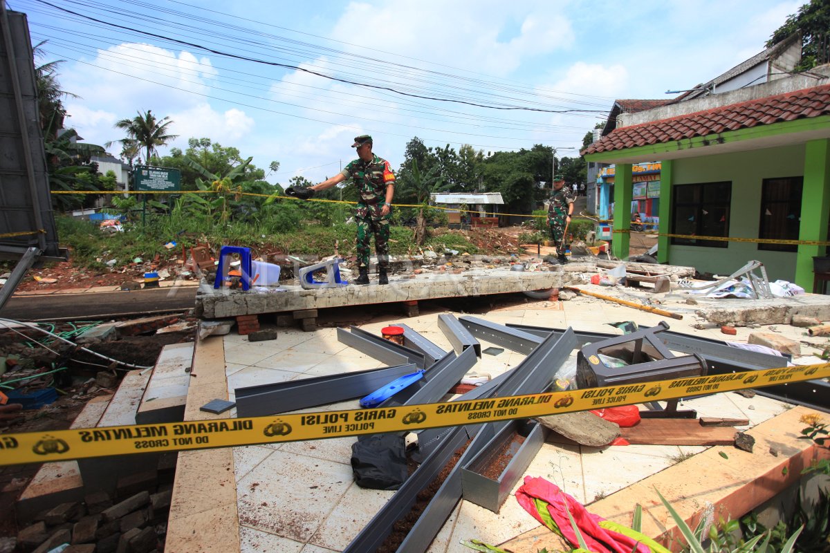 TEMBOK MTSN 19 JAKARTA ROBOH AKIBAT BANJIR | ANTARA Foto