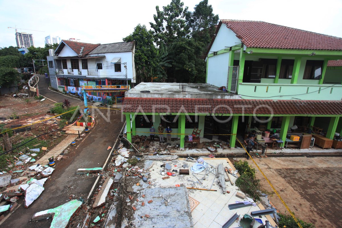 TEMBOK MTSN 19 JAKARTA ROBOH AKIBAT BANJIR | ANTARA Foto