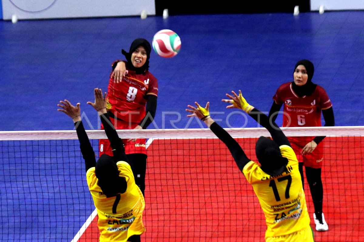 BANK JATIM VS PETROKIMIA GRESIK | ANTARA Foto