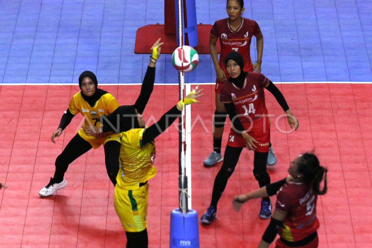 BANK JATIM VS PETROKIMIA GRESIK | ANTARA Foto