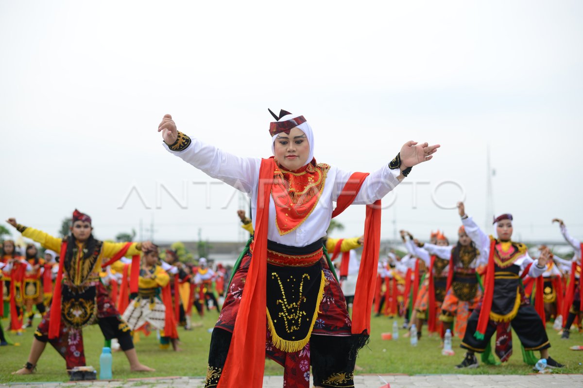 REKOR MURI TARI REMO BOLETAN DI JOMBANG | ANTARA Foto