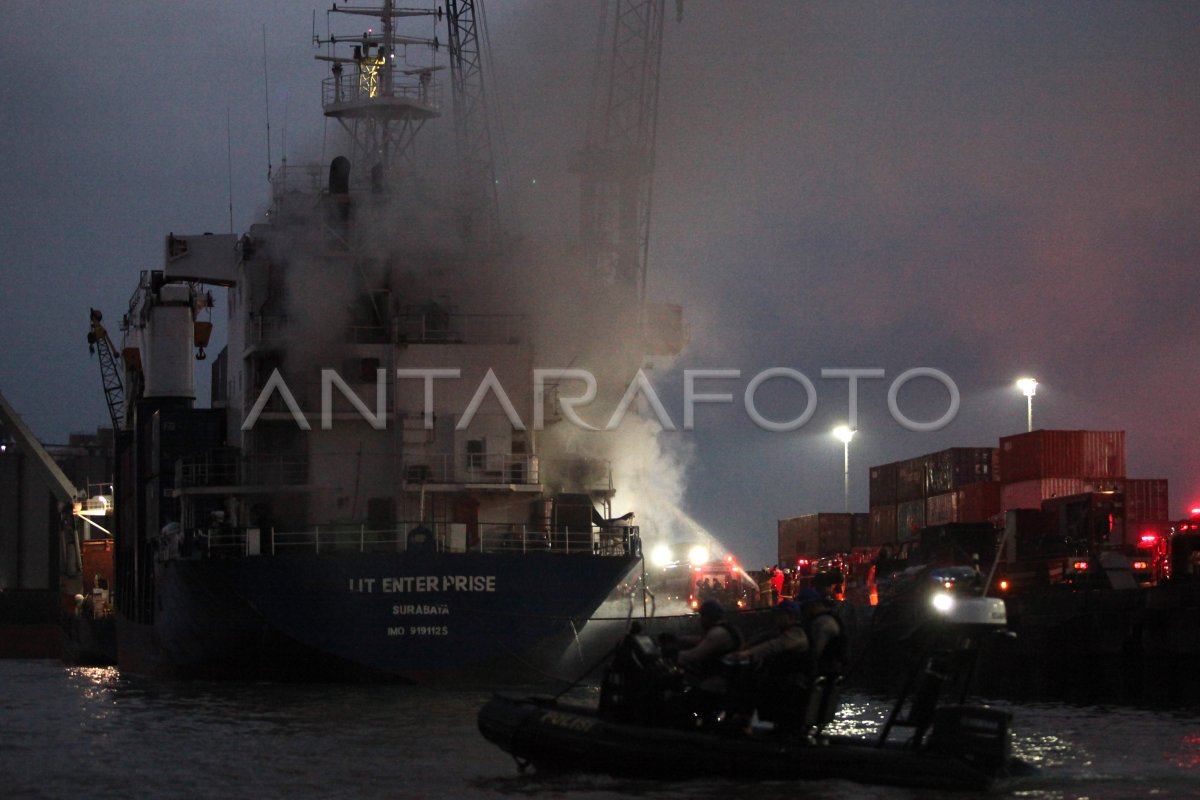 Kapal Kargo Terbakar Di Pelabuhan Tanjung Perak Antara Foto