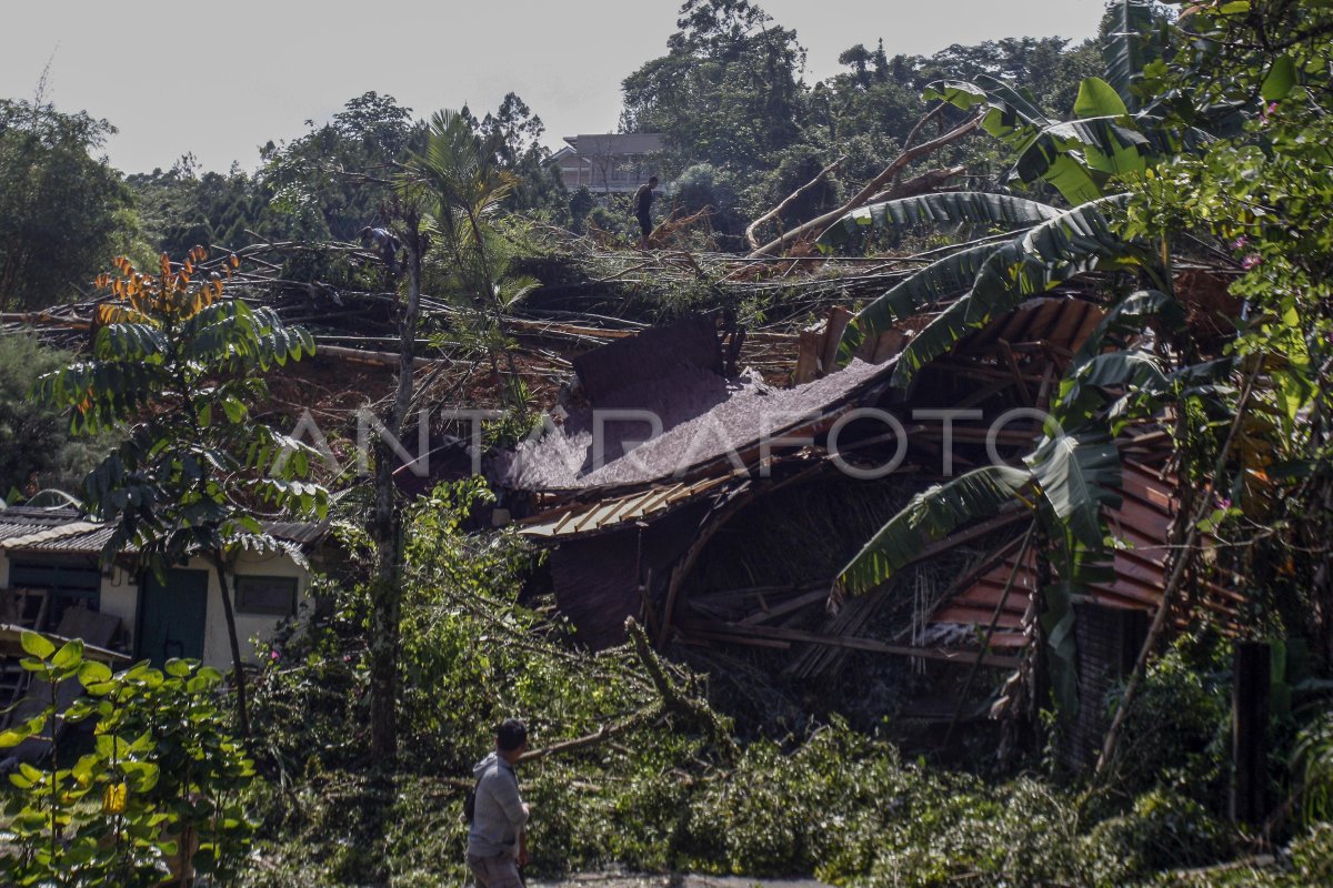 BENCANA LONGSOR DI KABUPATEN BOGOR | ANTARA Foto