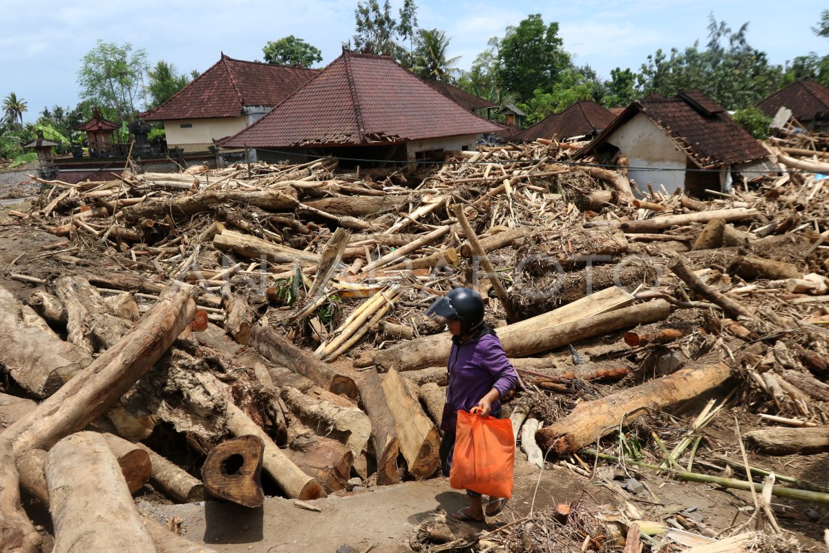 Dampak Banjir Bandang Di Jembrana Antara Foto