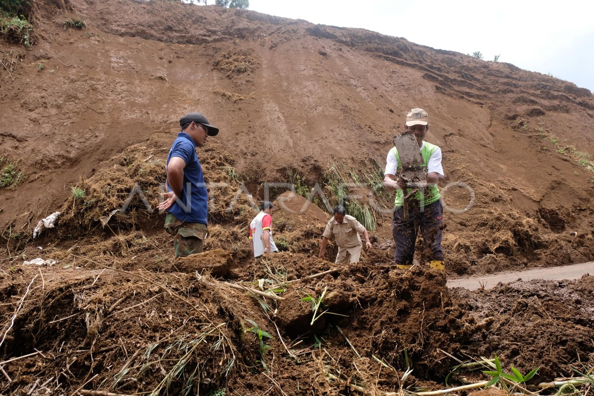 BENCANA TANAH LONGSOR DI TEMANGGUNG | ANTARA Foto