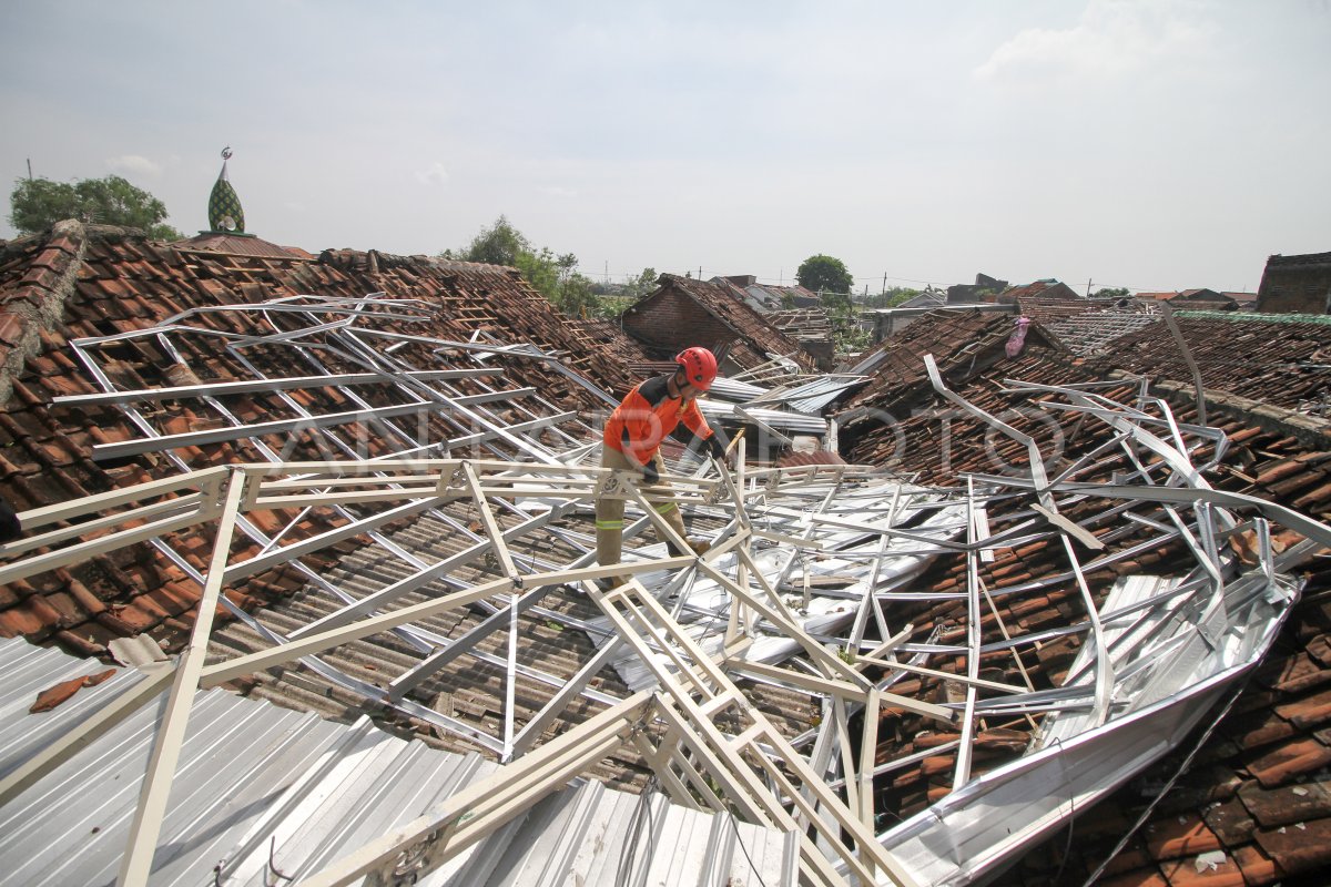 RUMAH RUSAK AKIBAT ANGIN PUTING BELIUNG DI SIDOARJO | ANTARA Foto