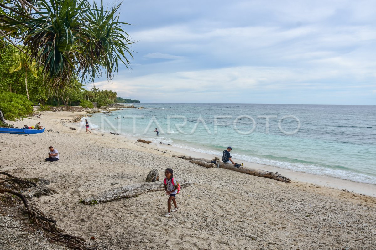 POTENSI WISATA PANTAI AMBON | ANTARA Foto