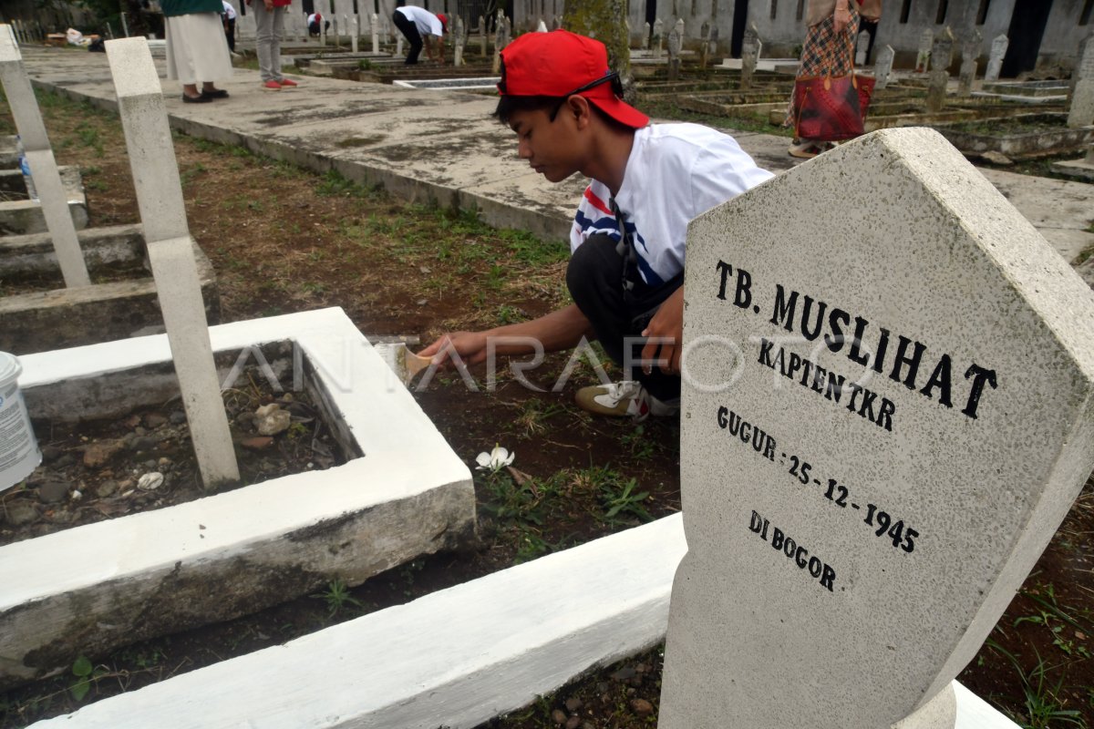 AKSI MERAWAT PUSARA DI TAMAN MAKAM PAHLAWAN BOGOR | ANTARA Foto