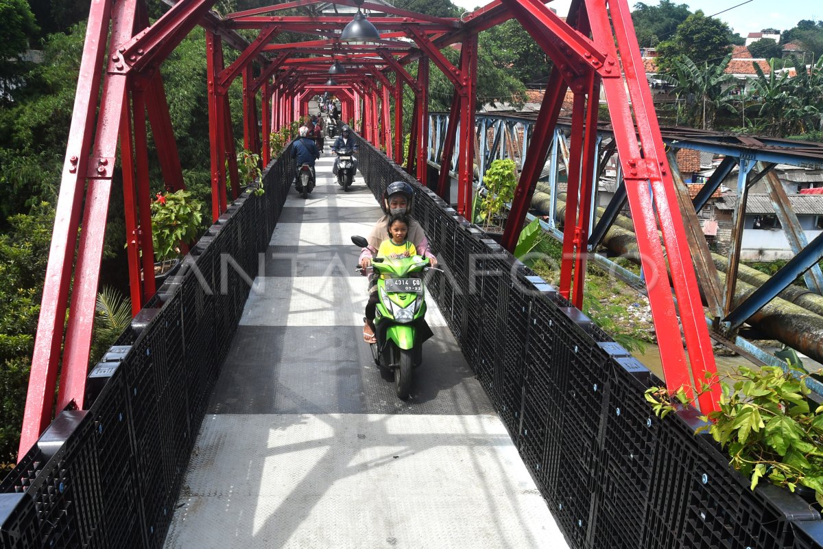 JEMBATAN PENINGGALAN BELANDA KEMBALI DAPAT DIGUNAKAN | ANTARA Foto