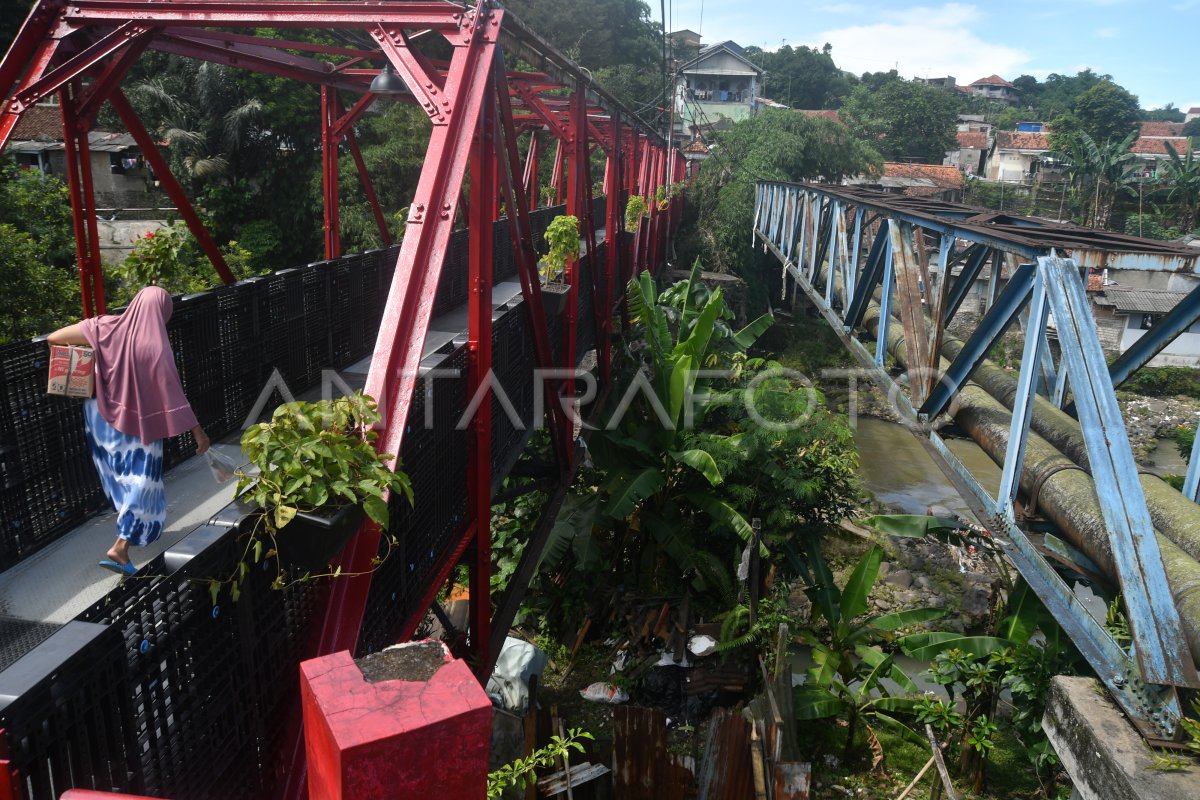 JEMBATAN PENINGGALAN BELANDA KEMBALI DAPAT DIGUNAKAN | ANTARA Foto