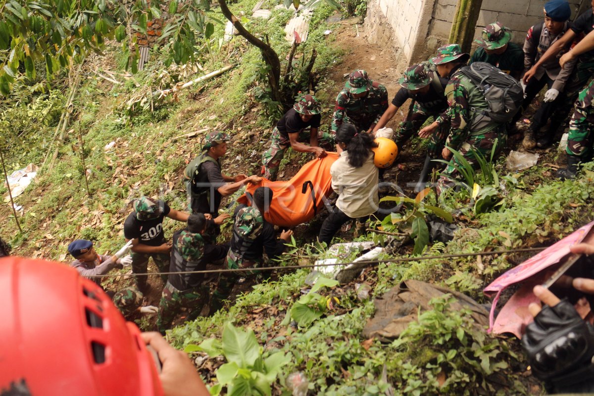 Pencarian Korban Tertimbun Longsor Antara Foto 1336