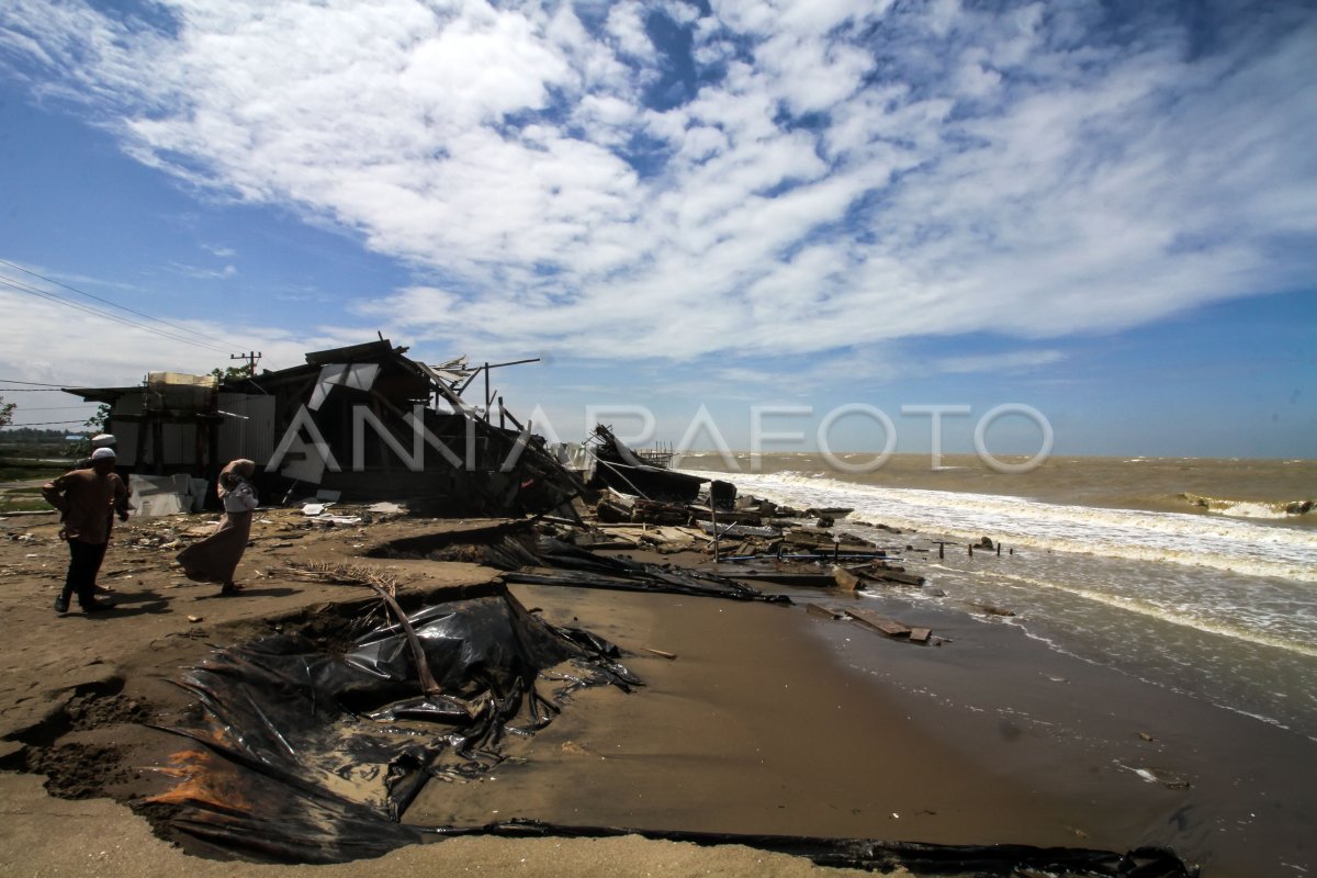 Abrasi Pantai Sebabkan Rumah Rusak Antara Foto