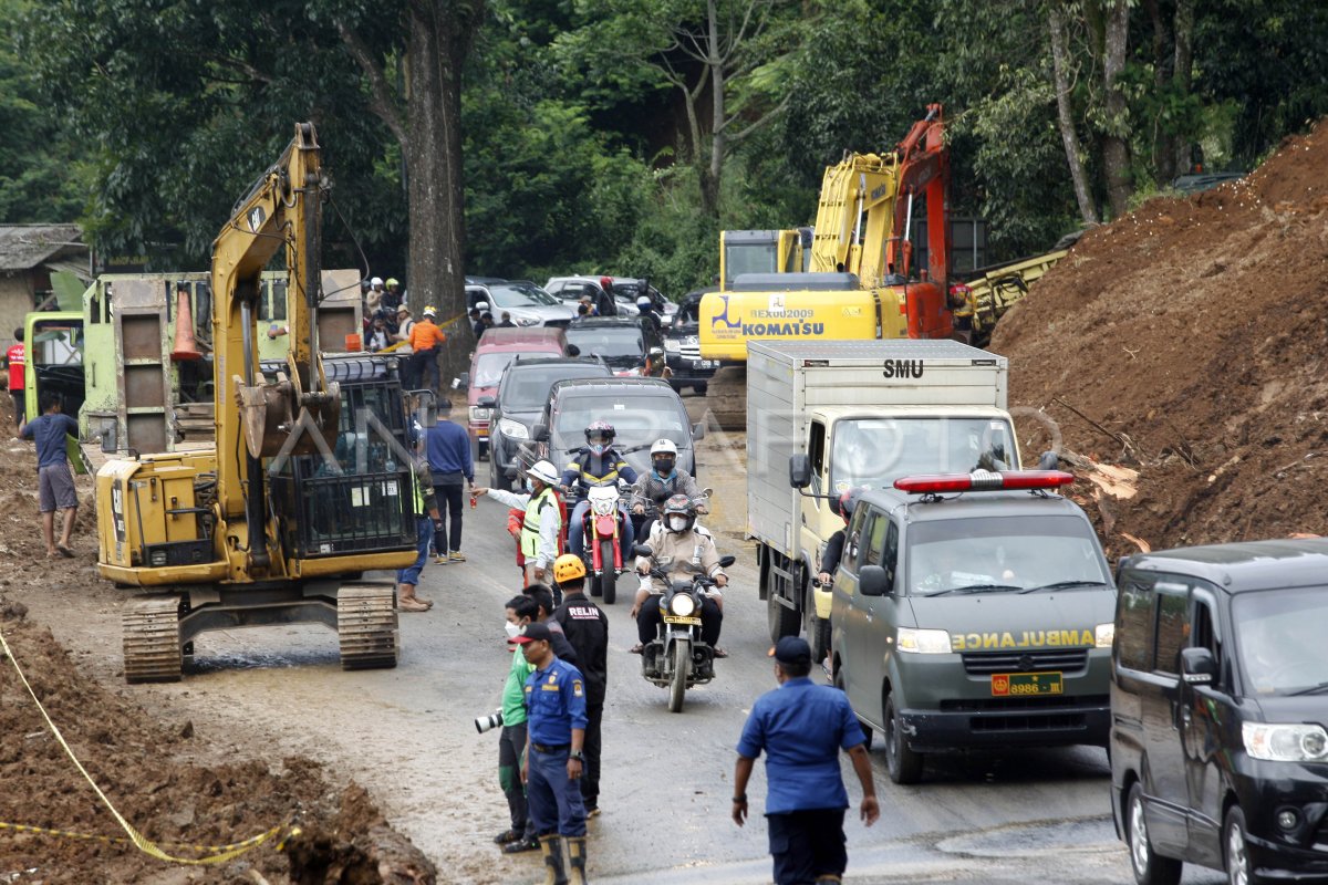 Akses Jalan Longsor Cianjur Sudah Bisa Dilalui Kendaraan Antara Foto