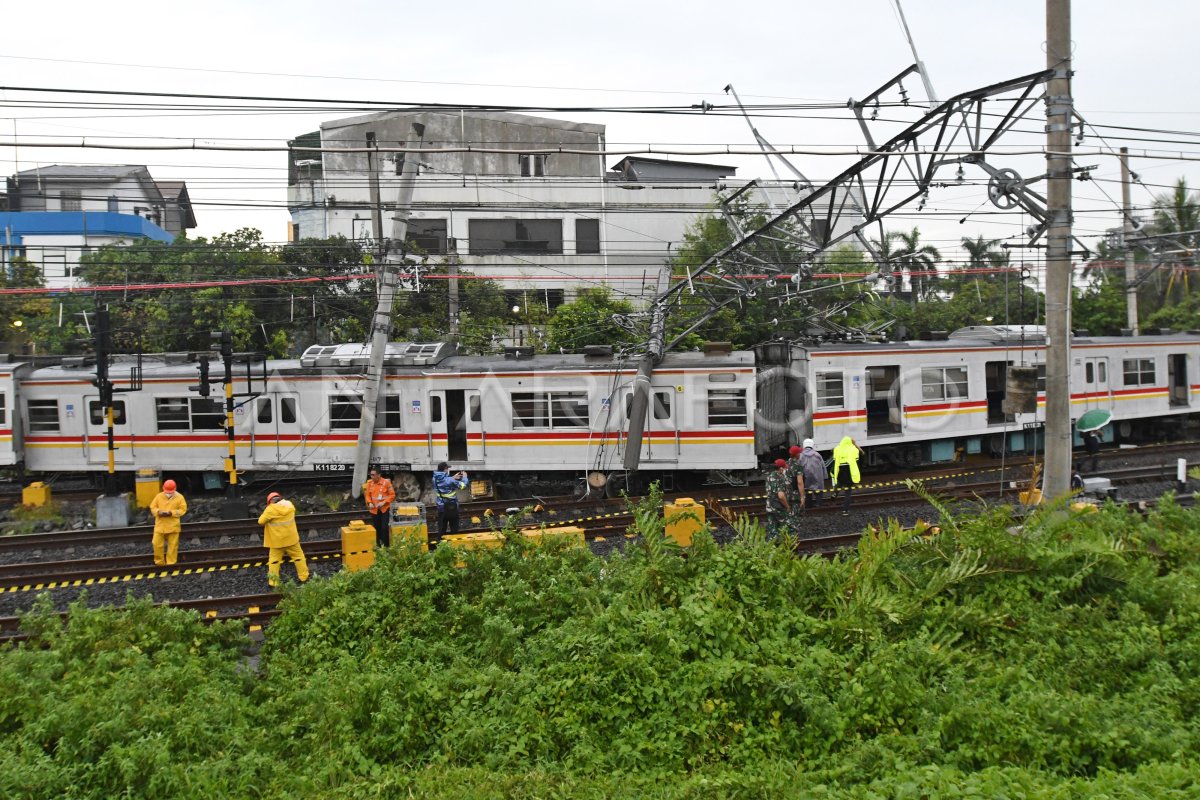  A photo of a KRL Commuterline train with the text 'Gojek' and 'GoTransit' superimposed on it.