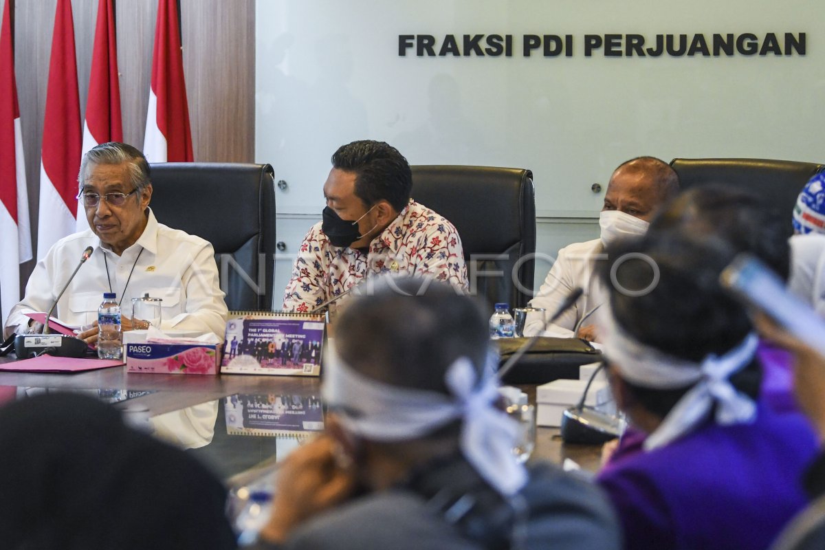 FRAKSI PDIP TERIMA DEMONSTRAN OMNIBUS LAW BIDANG KESEHATAN | ANTARA Foto