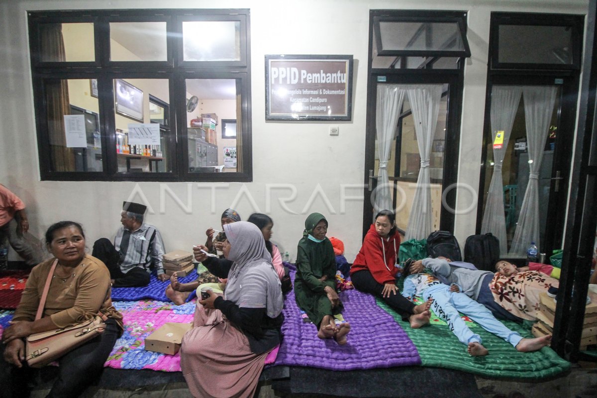 Pengungsi Awan Panas Guguran Gunung Semeru Antara Foto