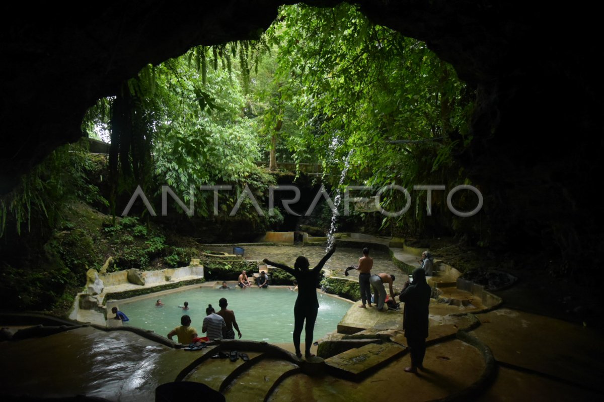 WISATA PEMANDIAN AIR PANAS GOA ERGENDANG | ANTARA Foto