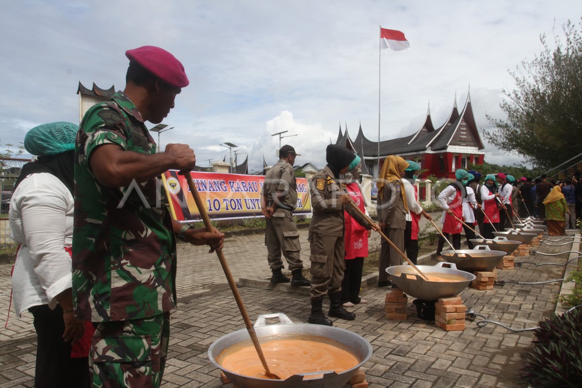 BANTUAN MAKANAN RENDANG UNTUK KORBAN GEMPA CIANJUR | ANTARA Foto