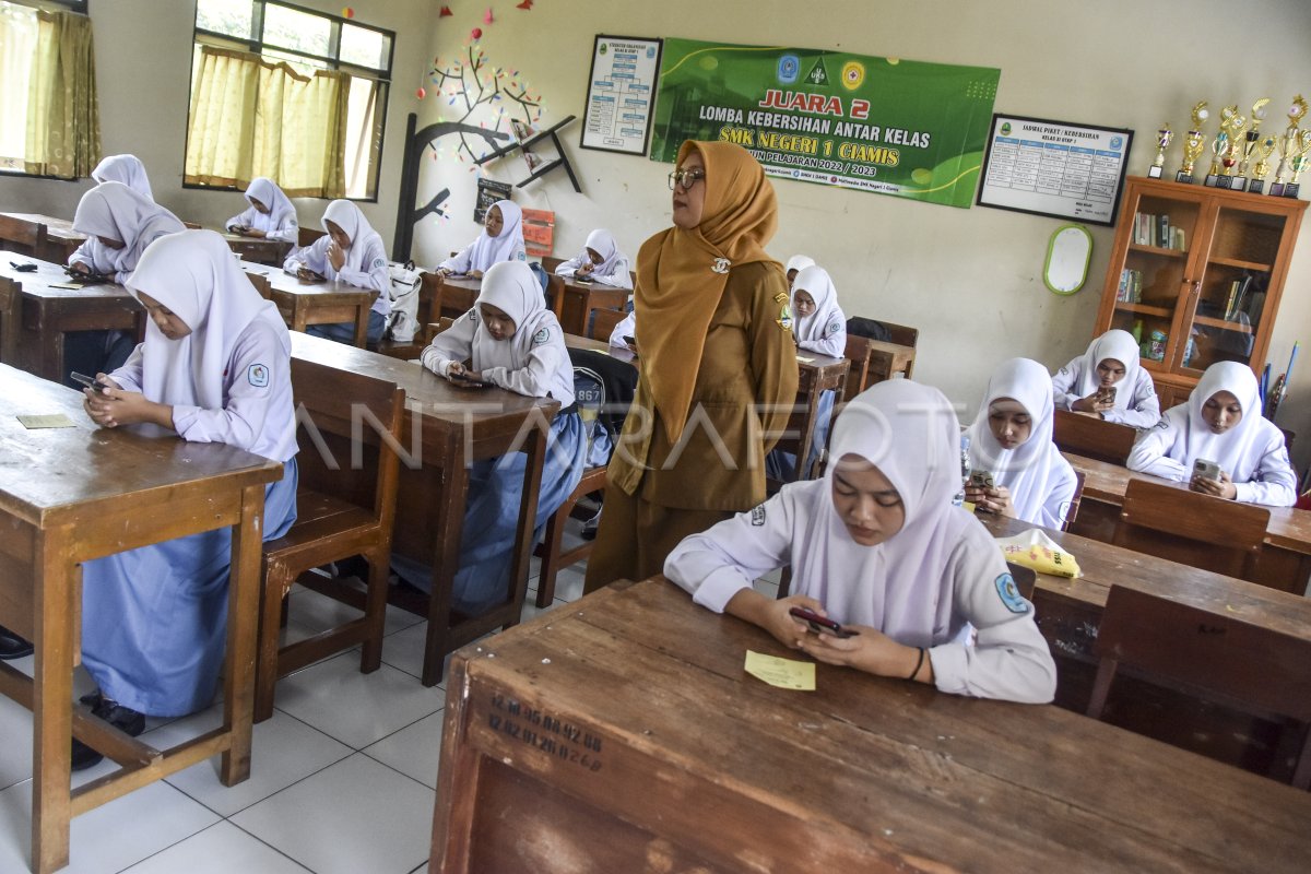 PENILAIAN AKHIR SEMESTER BERBASIS ONLINE | ANTARA Foto