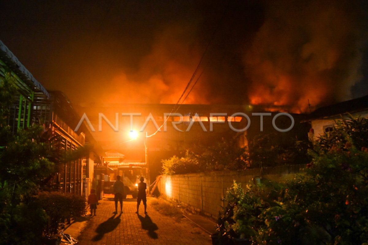 KEBAKARAN PABRIK DI DELI SERDANG