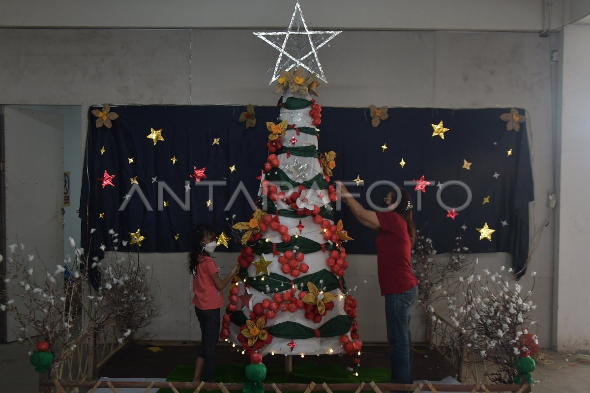 LOMBA MEMBUAT POHON NATAL BERBAHAN RAMAH LINGKUNGAN