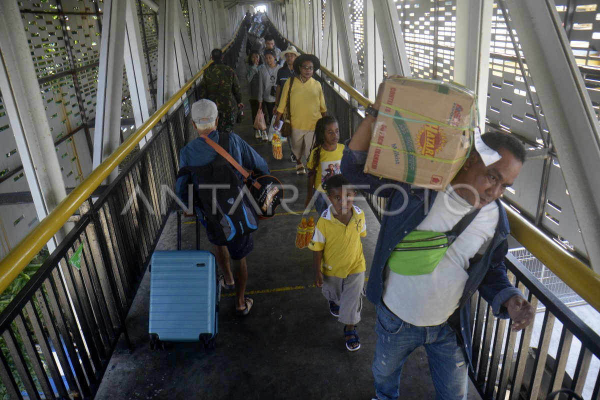 PUNCAK ARUS LIBUR NATAL DAN TAHUN BARU | ANTARA Foto