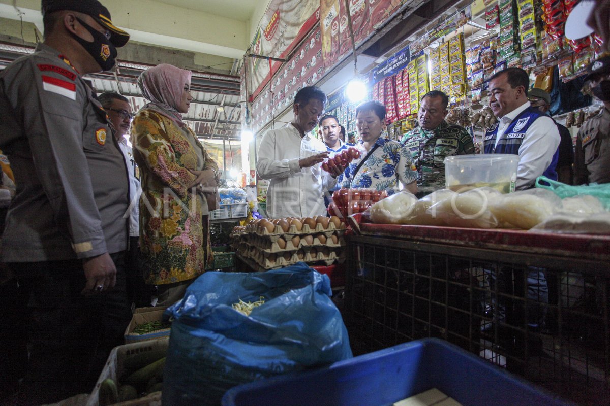 SIDAK KETERSEDIAAN BAHAN POKOK DI BATAM | ANTARA Foto