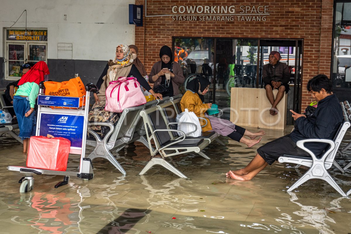 BANJIR DI STASIUN TAWANG SEMARANG | ANTARA Foto