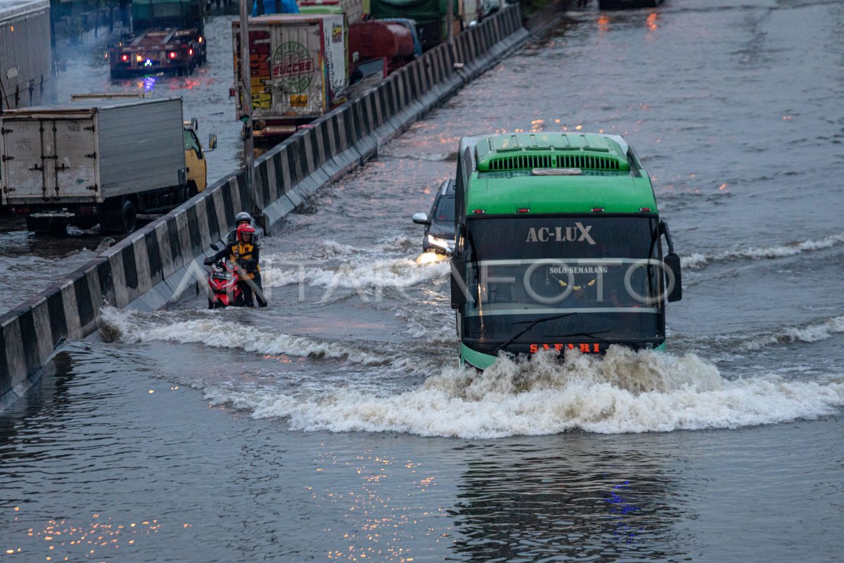 BANJIR MERENDAM JALUR PANTURA SEMARANG | ANTARA Foto