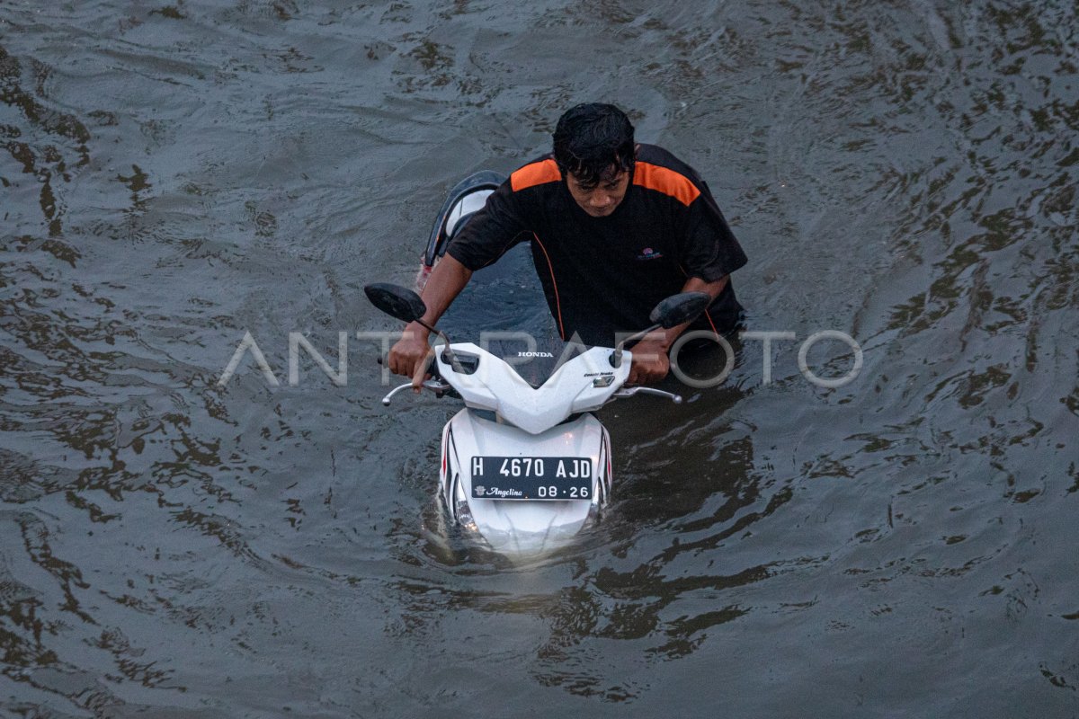 BANJIR MERENDAM JALUR PANTURA SEMARANG | ANTARA Foto