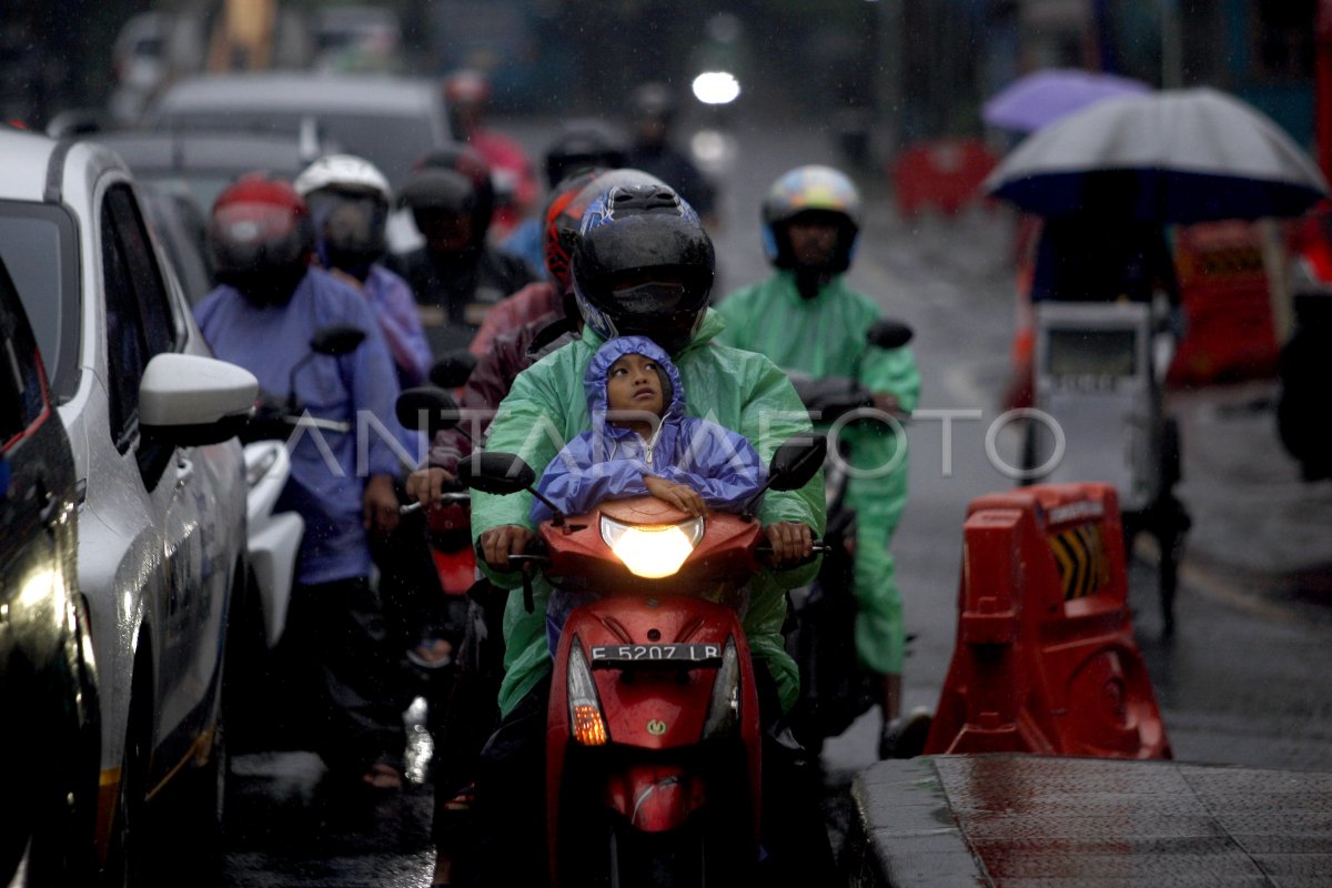 Cuaca Ekstrem Jelang Pergantian Tahun Antara Foto