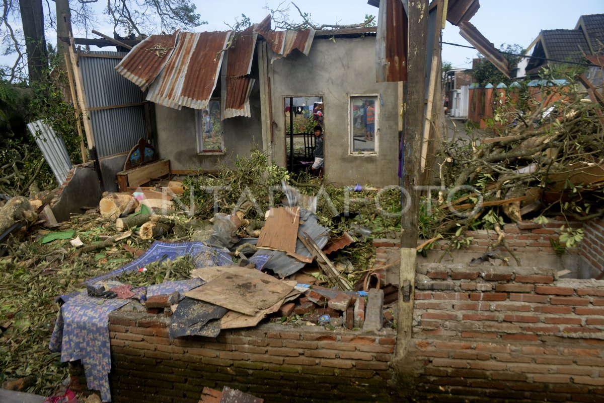 POHON TUMBANG TIMPA RUMAH WARGA DI TAKALAR | ANTARA Foto