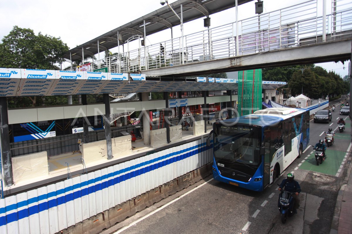 PENGERJAAN REVITALISASI HALTE TRANSJAKARTA