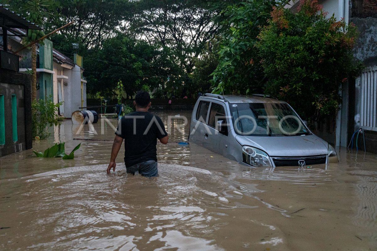 BANJIR BANDANG DI PERUMAHAN DINAR INDAH SEMARANG | ANTARA Foto