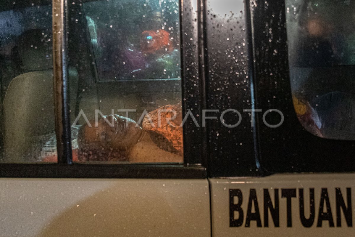 BANJIR BANDANG DI PERUMAHAN DINAR INDAH SEMARANG | ANTARA Foto